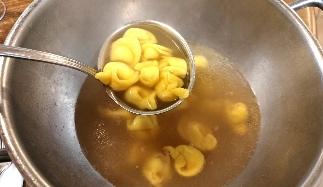 Cappelletti in brodo